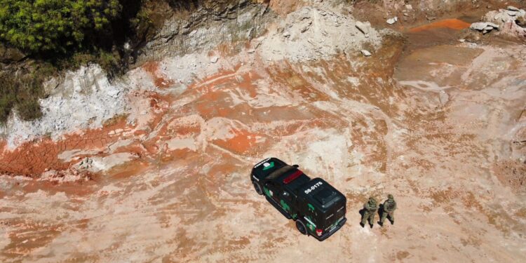Polícia Ambiental flagra extração irregular de barro em Paraty