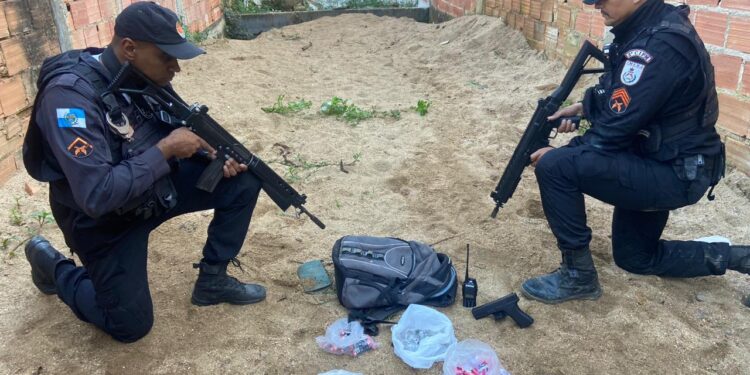 Homem é preso com simulacro de pistola e drogas no Condado, em Paraty
