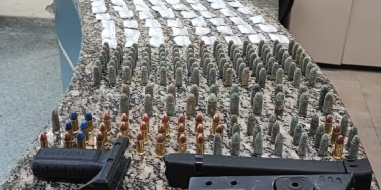 Polícia Militar prende suspeitos de tráfico de drogas na Vila Delgado, em Barra Mansa