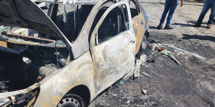 Homens encapuzados incendeiam carro de empresa de internet em Barra Mansa