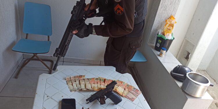 Homem é preso com arma e drogas durante operação da Polícia Militar em Resende