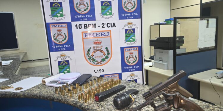 Dupla é presa com grande quantidade de armas em Paty do Alferes