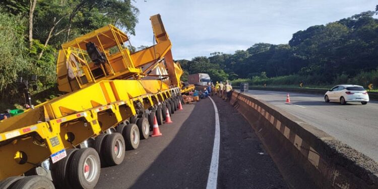 Dutra: Carga superdimensionada&nbsp;que tombou na Serra das Araras deve ser retirada nesta segunda-feira