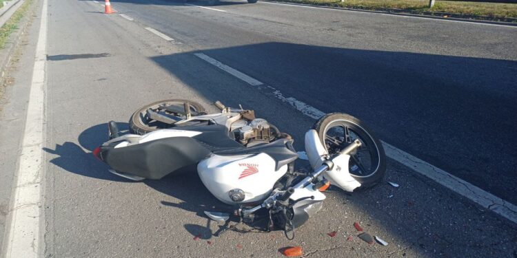 Motociclista fica ferido após ultrapassagem irregular na Dutra, em Resende