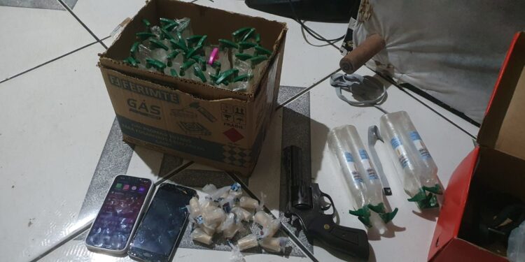 Líder de facção criminosa é preso com arma e drogas em Pinheiral