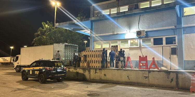 Carga de cigarros é apreendida na Dutra, em Itatiaia
