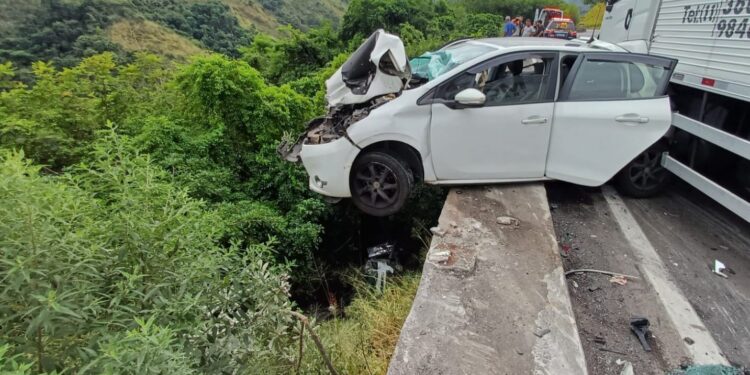 Caminhão transportando pneus cai em ribanceira após engavetamento na Serra das Araras