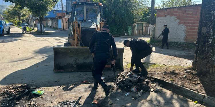 PM retira barricadas instaladas pelo tráfico de drogas nas Casinhas do Bracuí, em Angra