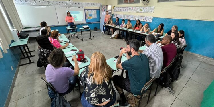 Pinheiral promove formação continuada para profissionais da educação sobre aprendizagem de PCDs e TEA