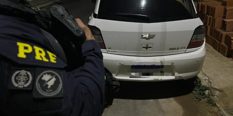 PRF recupera carro furtado em Rio Claro