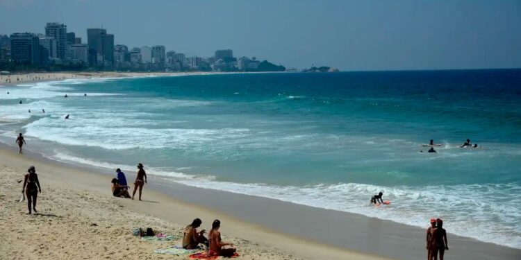 PEC que pode privatizar praias volta a ser debatida no Senado