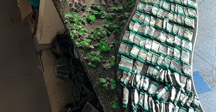 Disque Denúncia leva a prisão de dois homens e a apreensão de grande quantidade de drogas em Angra