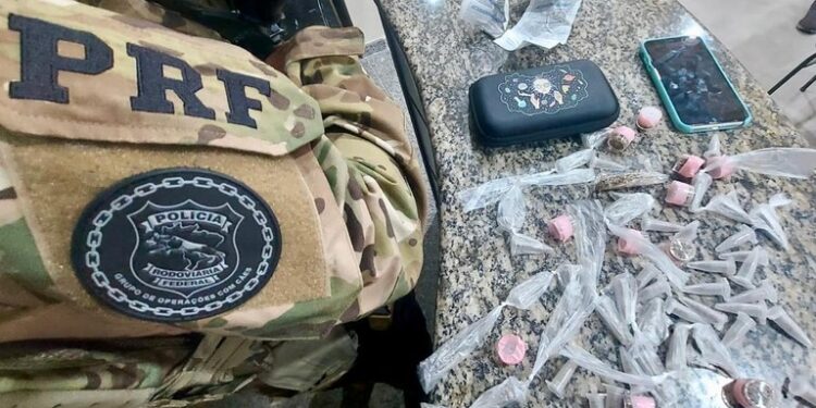 PRF prende passageiro transportando maconha na Dutra