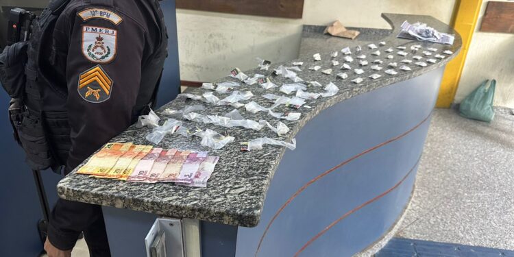 Homem é preso e menor apreendido com drogas em Barra do Piraí