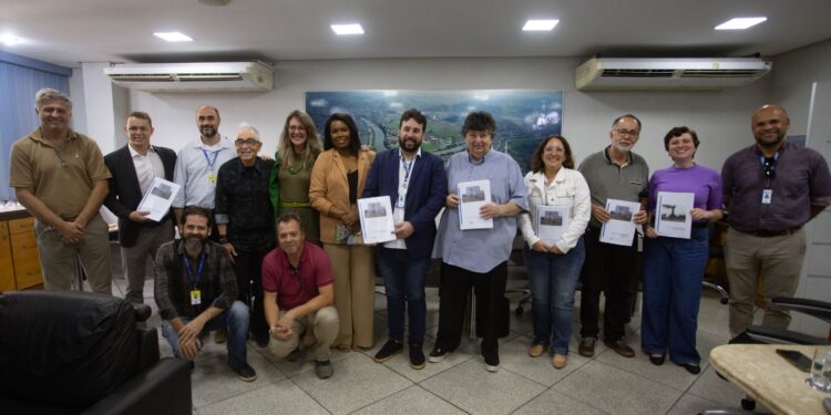 Prefeito Neto recebe equipe do Instituto Estadual de Engenharia e Arquitetura e conhece projeto de nova sinalização para a Volta Redonda