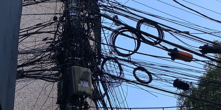 Concessionária de energia elétrica será obrigada a organizar fios em postes de Angra dos Reis