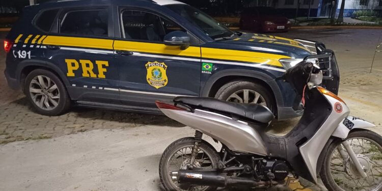 Homem é preso com motocicleta roubada em Resende