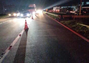 Casal se fere após cair de moto na Dutra, em Resende