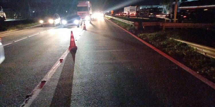 Casal se fere após cair de moto na Dutra, em Resende
