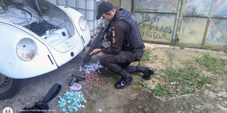 Polícia Militar apreende arma e grande quantidade de drogas em Resende