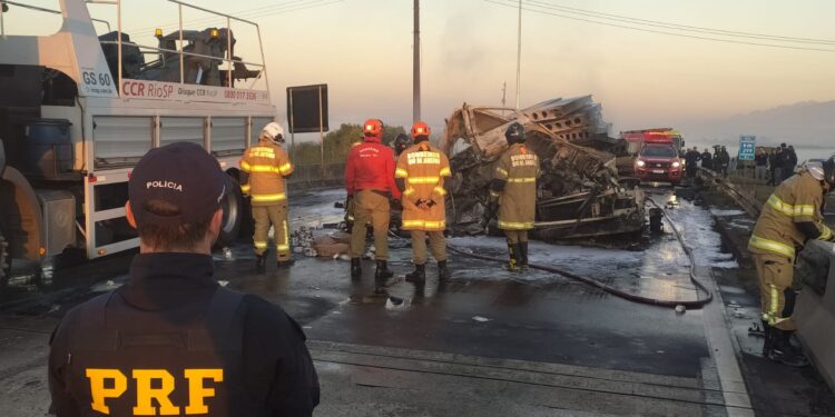 Carreta pega fogo após colidir com outro veículo de carga na Dutra