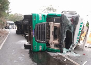 Caminhão tomba na Serra das Araras, na Dutra