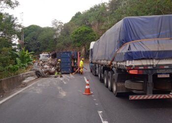 Caminhão transportando sucata tomba na Serra das Araras, na Dutra