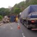 Caminhão transportando sucata tomba na Serra das Araras, na Dutra