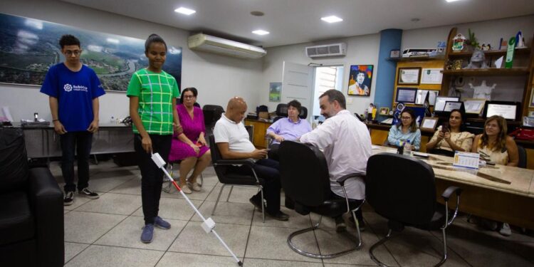 Alunos de Volta Redonda desenvolvem bengala inteligente personalizada para deficiente visual