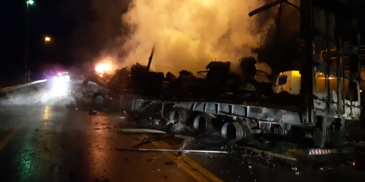 Carreta pega fogo após colisão na Lúcio Meira, em Vassouras