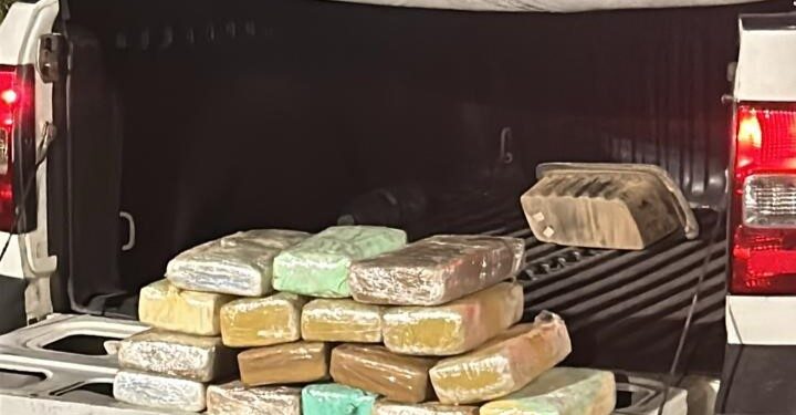 Dois homens são presos com 16 tabletes de maconha na Dutra