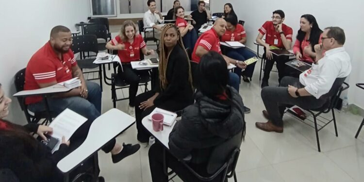 Empresas investem em capacitação para aprimorar atendimento ao cliente