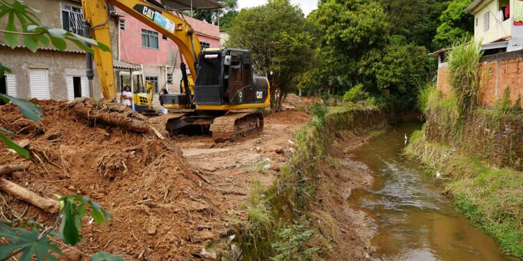 Programa Limpa Rio inicia dragagem no Córrego dos Peixes, em VR