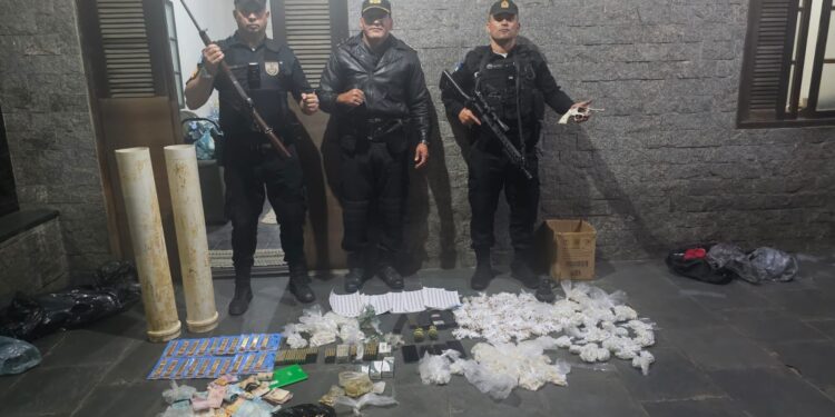 PM apreende fuzil, revólver, 2 granadas, 750 munições e drogas no Surubi Novo
