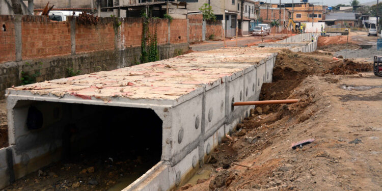 Barra Mansa: Obras do Córrego Laranjeiras avançam com instalação das galerias
