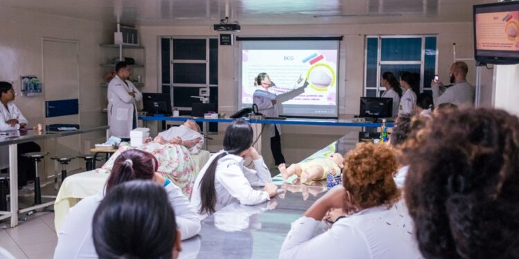 Estudantes de Enfermagem da UniFOA promovem aula prática sobre Imunização para curso técnico