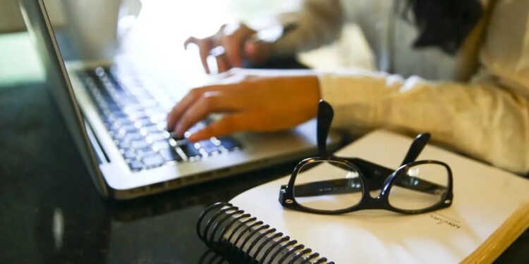 FGV oferece bolsas de graduação para ex-alunos da rede pública