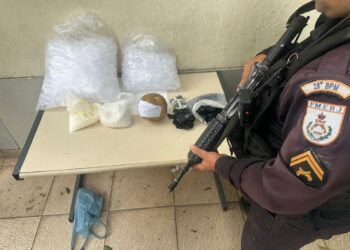 Polícia Militar apreende grande quantidade de drogas e material para endolação em Volta Redonda
