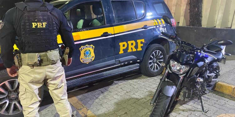 Homem é flagrado com moto furtada na Dutra, em Resende
