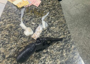 Homem é preso com arma, drogas e munição em Resende