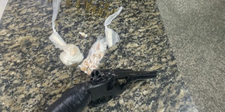 Homem é preso com arma, drogas e munição em Resende