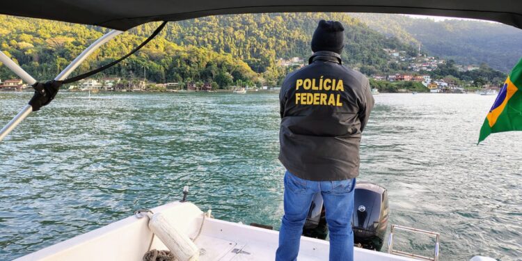 PF realiza operação para combater pesca ilegal de camarão em Angra dos Reis