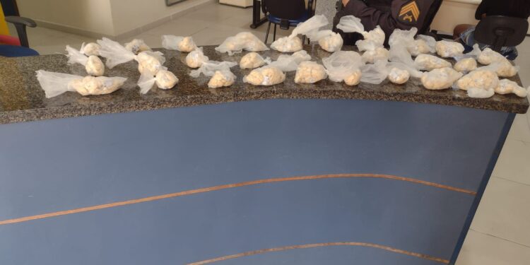 Polícia Militar apreende mais de 2 kg de cocaína, arma e munições em Valença