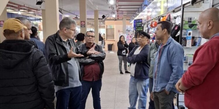 Pré-candidato a prefeito Delegado Furtado conversa com comerciantes do Mercado Popular em Barra do Piraí