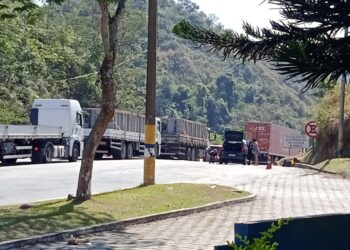 Dutra: Acidente com carreta cegonha causa congestionamento na Serra das Araras