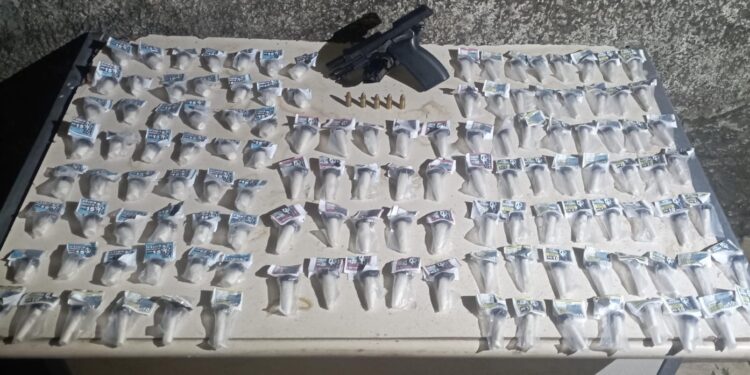 Polícia Militar apreende arma e drogas em Volta Redonda