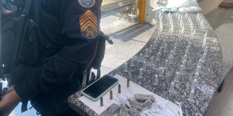 Polícia Militar apreende drogas e munições no Piteiras, em Barra Mansa