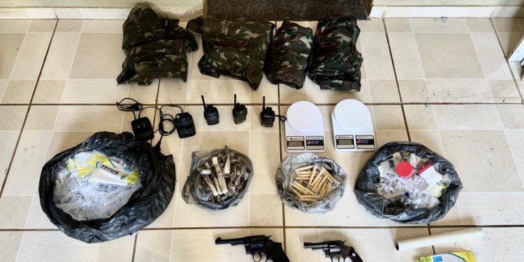 Duas pessoas são presas com armas e drogas em Barra Mansa
