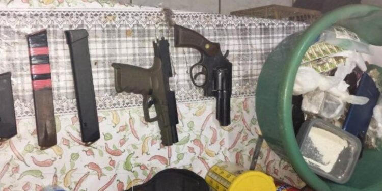 Casal é preso com mais de 6 kg de drogas, duas armas e munições em Três Rios