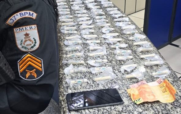 Dupla é presa com mais de 100 pinos de cocaína em  Porto Real